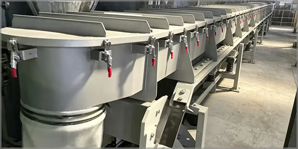 VRV enclosed vibrating conveyor, long-distance bulk material vibratory transport equipment with quick-release clamps for foundry sand handling